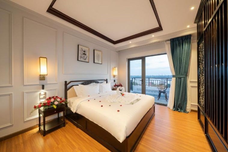 Phòng Royal Honeymoon Suite with balcony